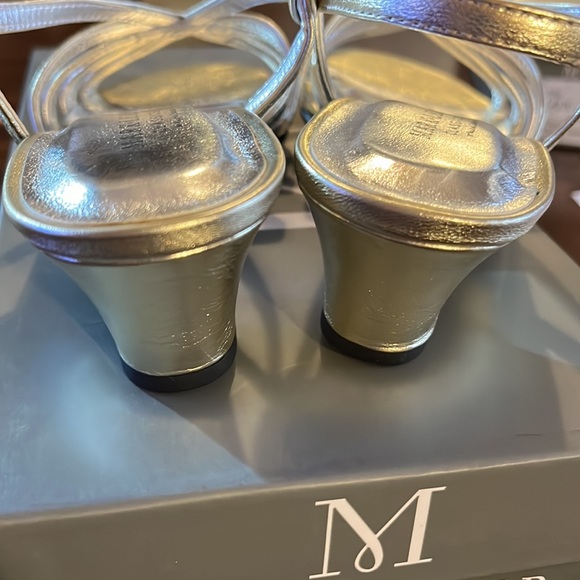 (155)NWT ladies gold sandals with heels. By Mark & Kemp(Walking Cradles. 6 1/2 - Picture 5 of 8